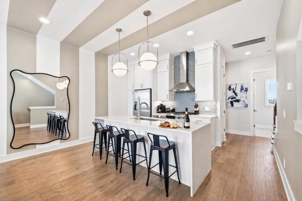 Rooftop deck townhome sleeps 12 near Geodis Park House in Nashville