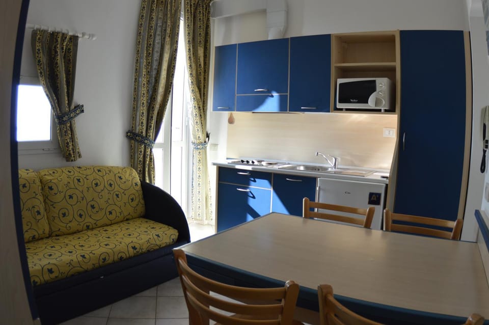 Kitchen or kitchenette, Living room, Seating area, Dining area