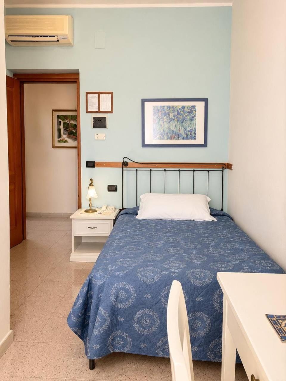 Bed, Photo of the whole room, Bedroom, air conditioner