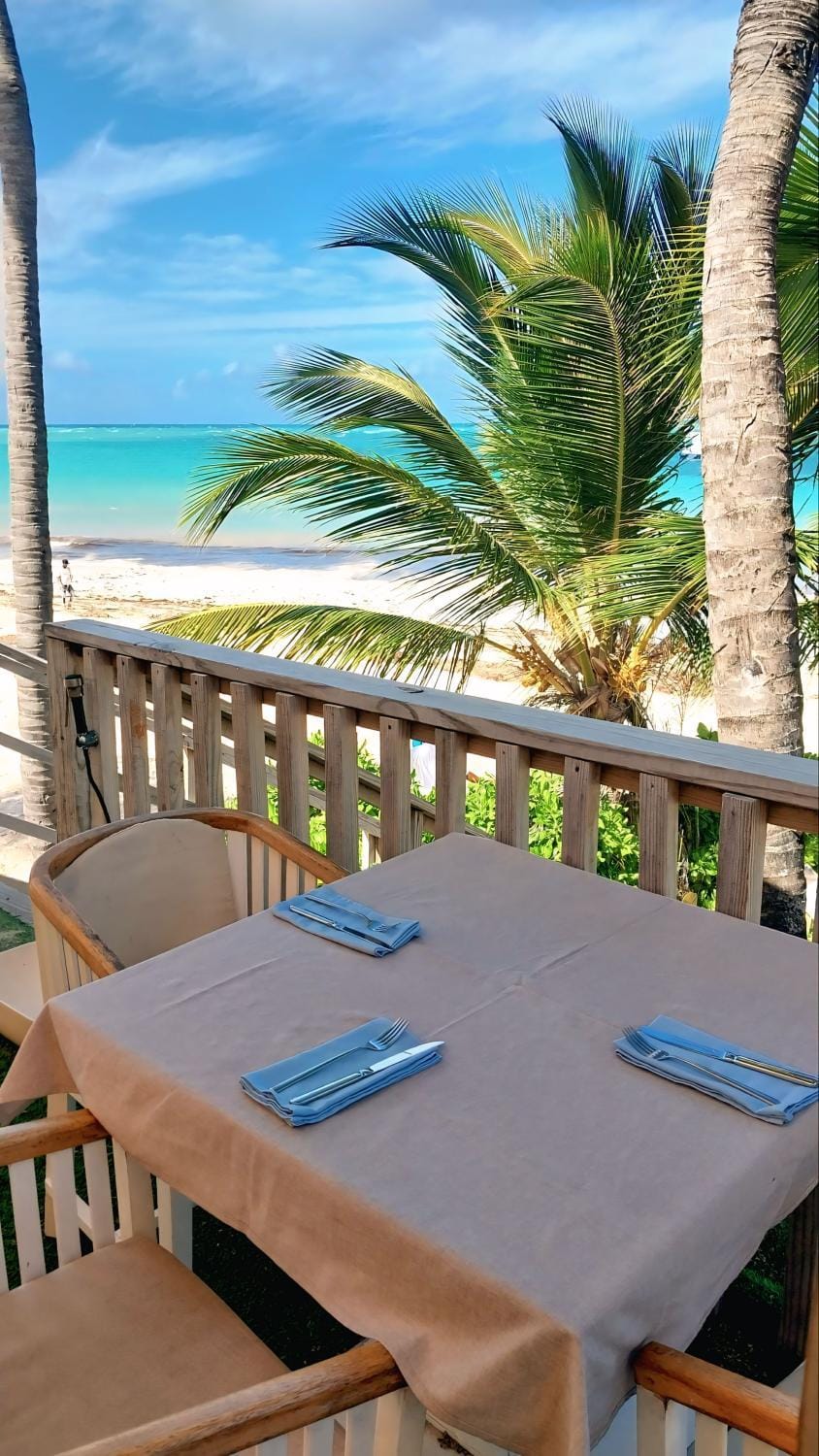 Restaurant/places to eat, Restaurant/places to eat, Natural landscape, Beach