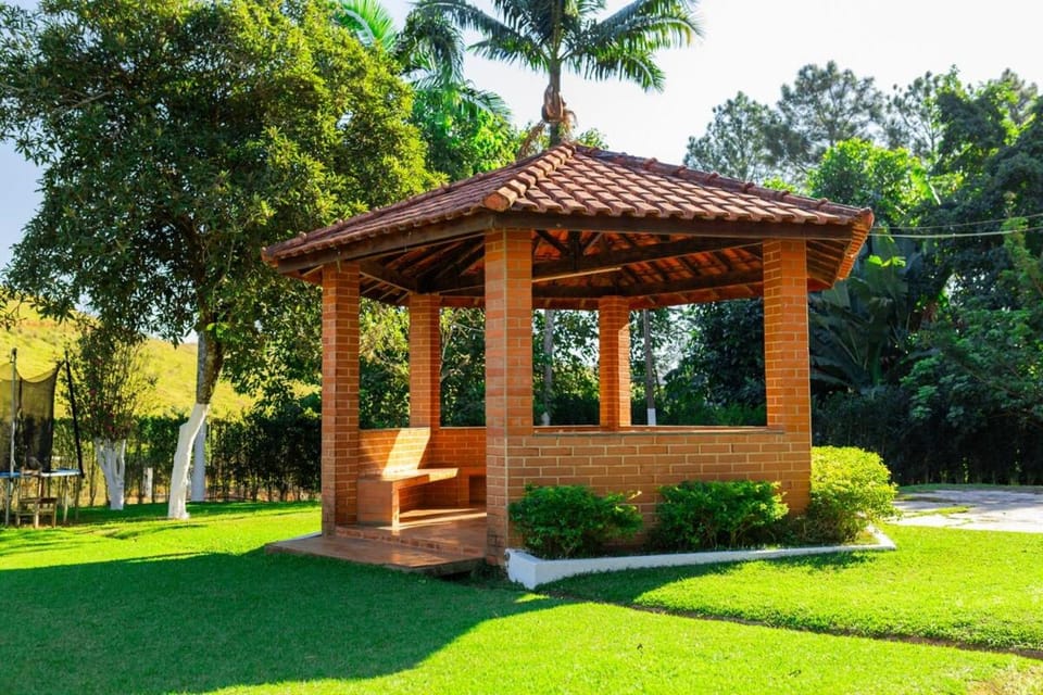 Chácara com 5 suítes em Igaratá para até 30 pessoas - Piscina com hidro - campo de futebol House in State of São Paulo