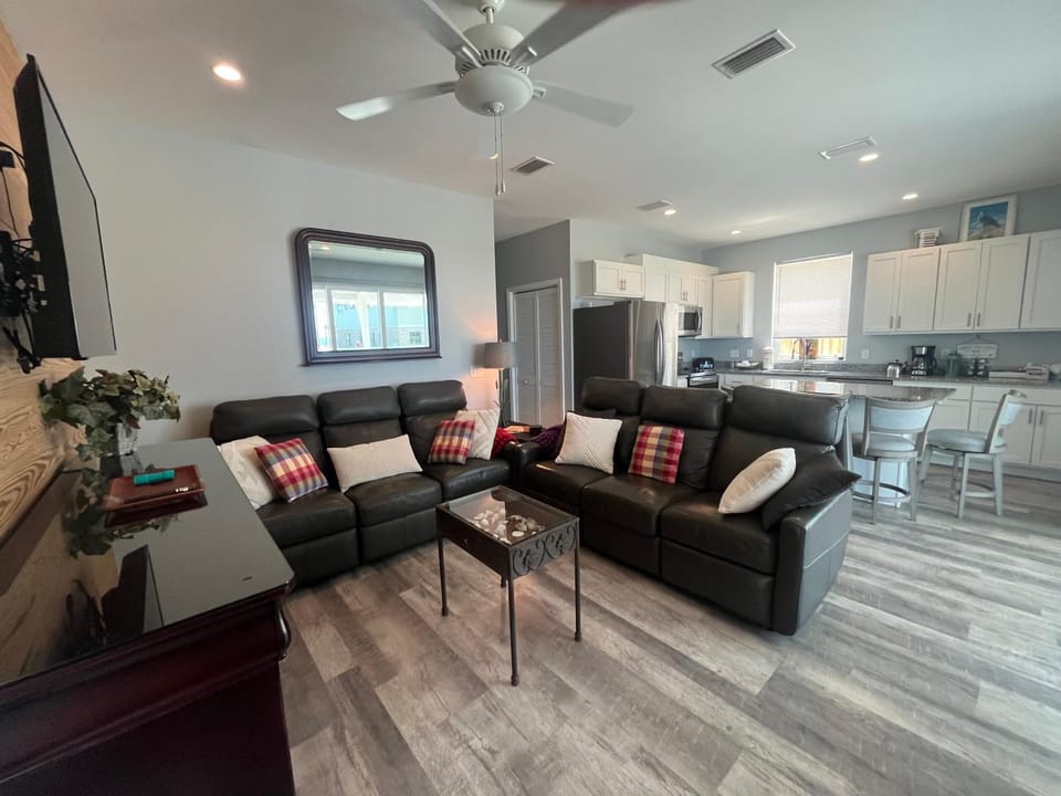 TV and multimedia, Kitchen or kitchenette, Living room, Seating area, Dining area
