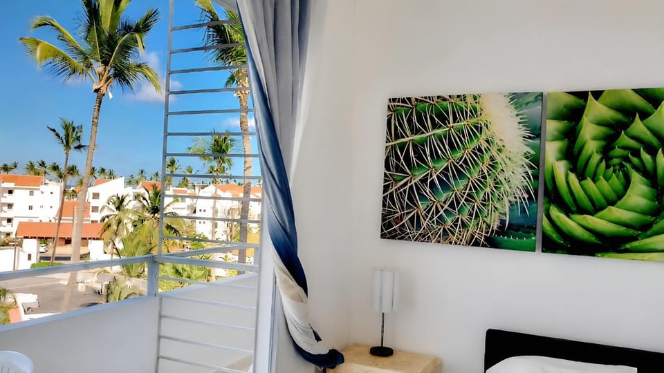 View (from property/room), Balcony/Terrace, Decorative detail, Bedroom