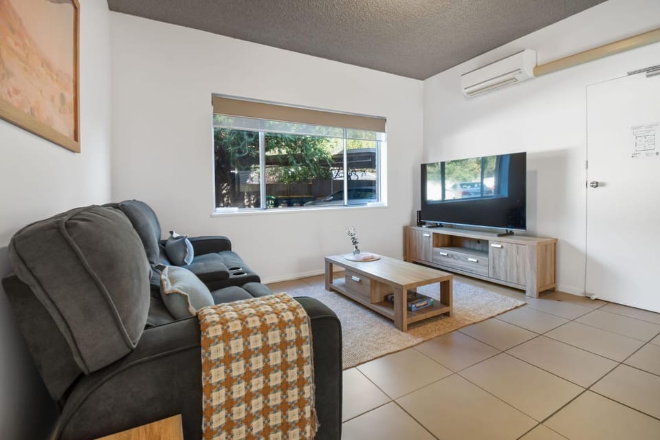 Living room, Seating area, air conditioner