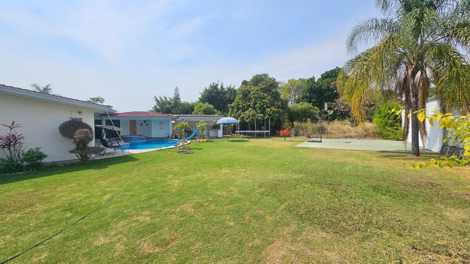 Villa Cocoyoc 23 Pax Pool Jacuzzi and Basketball House in State of Morelos