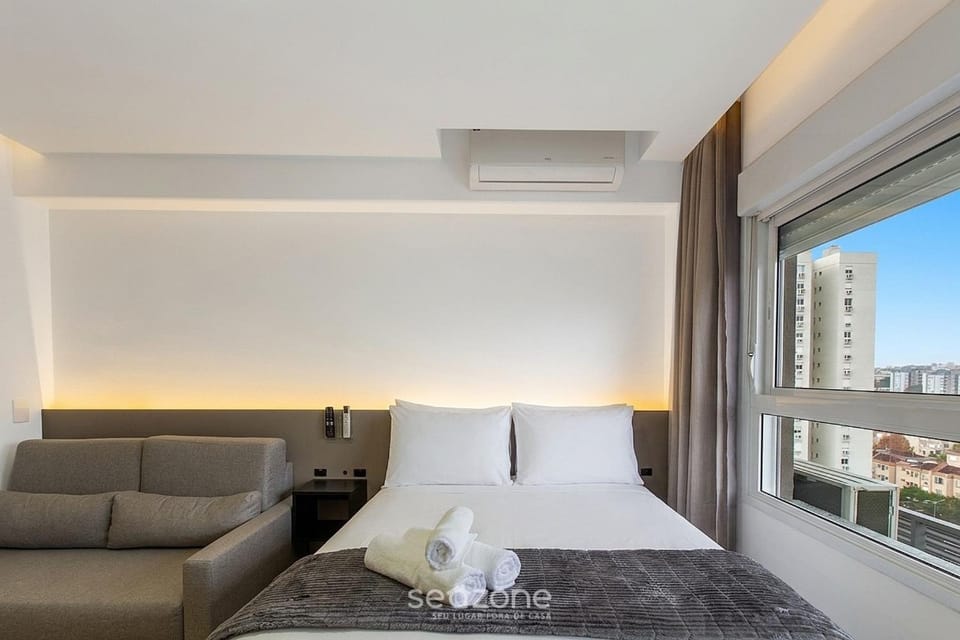 TV and multimedia, Seating area, Bedroom, City view