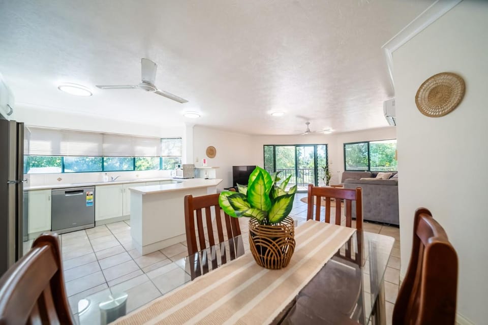 Beachfront Unit on The Strand Apartment in Queensland