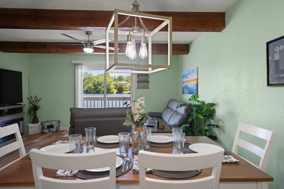 TV and multimedia, Living room, Dining area, fireplace