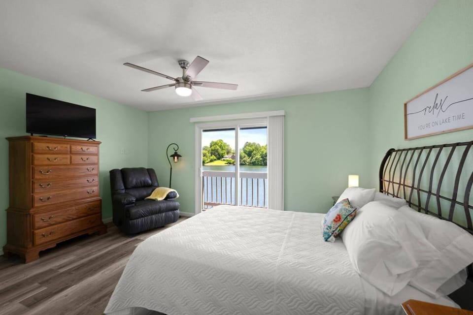 Bed, TV and multimedia, Bedroom
