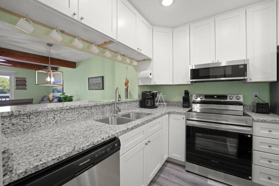 Coffee/tea facilities, Kitchen or kitchenette, dishwasher, oven, toaster