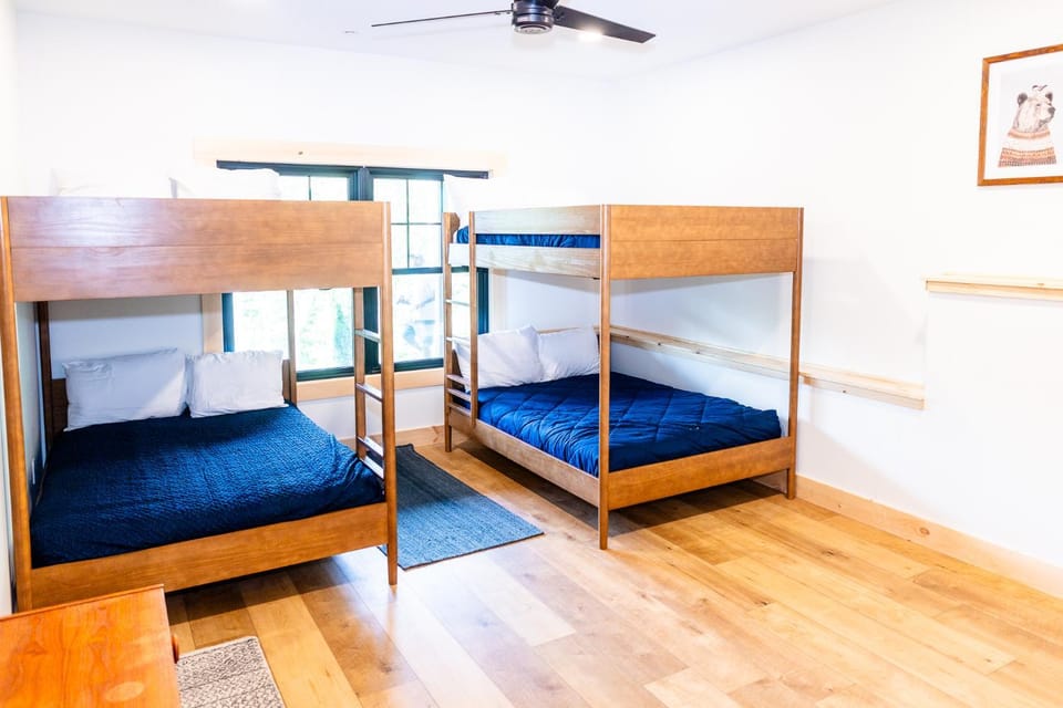 Bedroom, bunk bed
