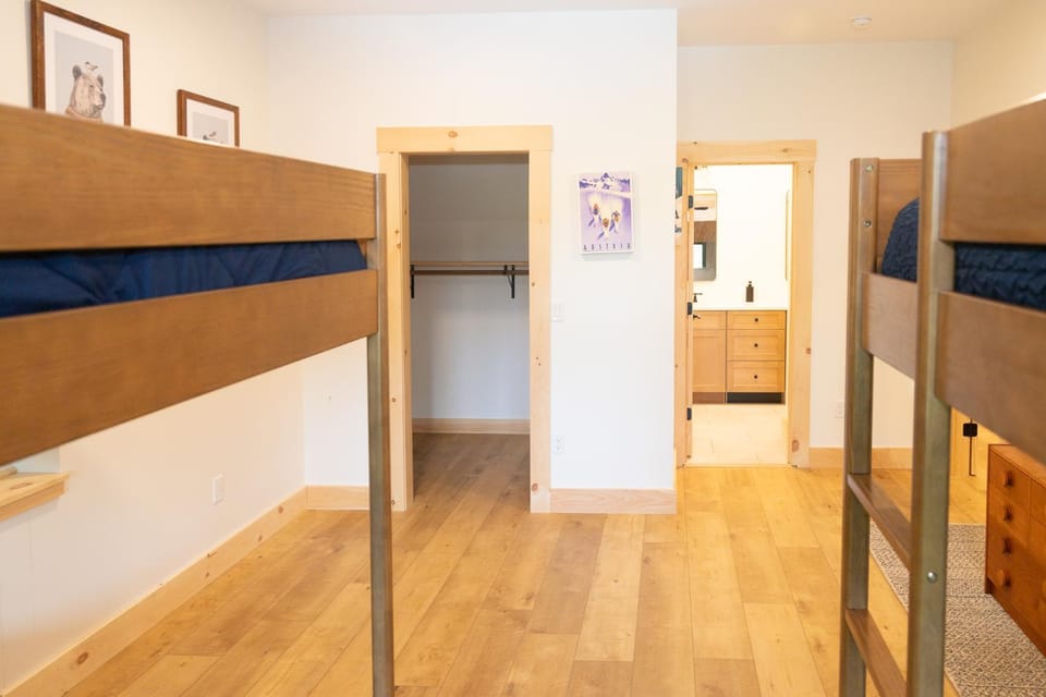 Bedroom, bunk bed