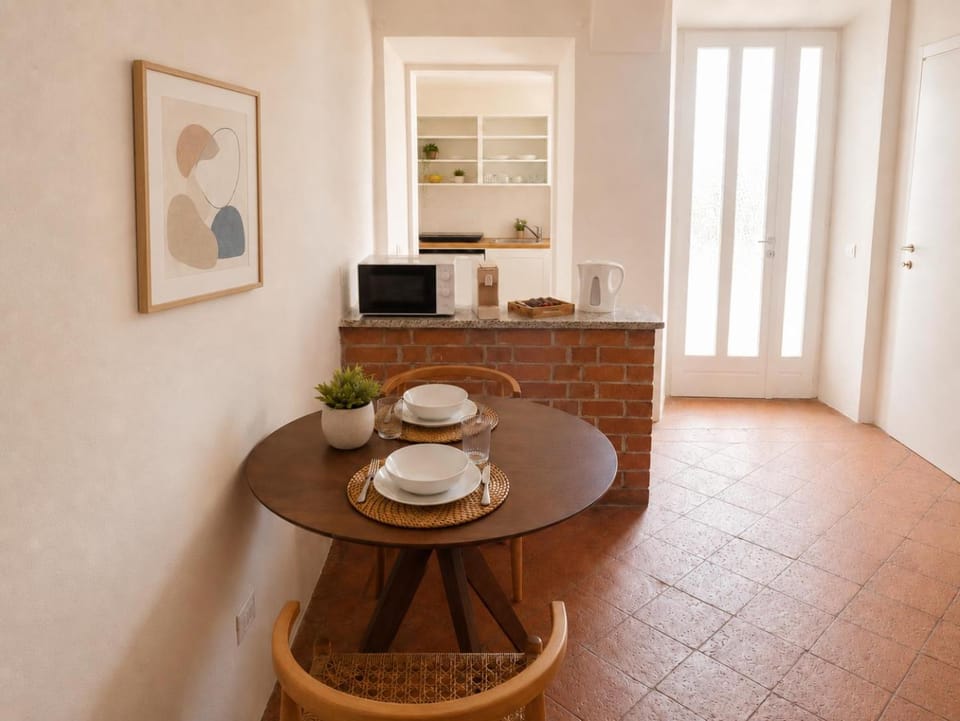 Coffee/tea facilities, Kitchen or kitchenette, Living room, Seating area, Dining area