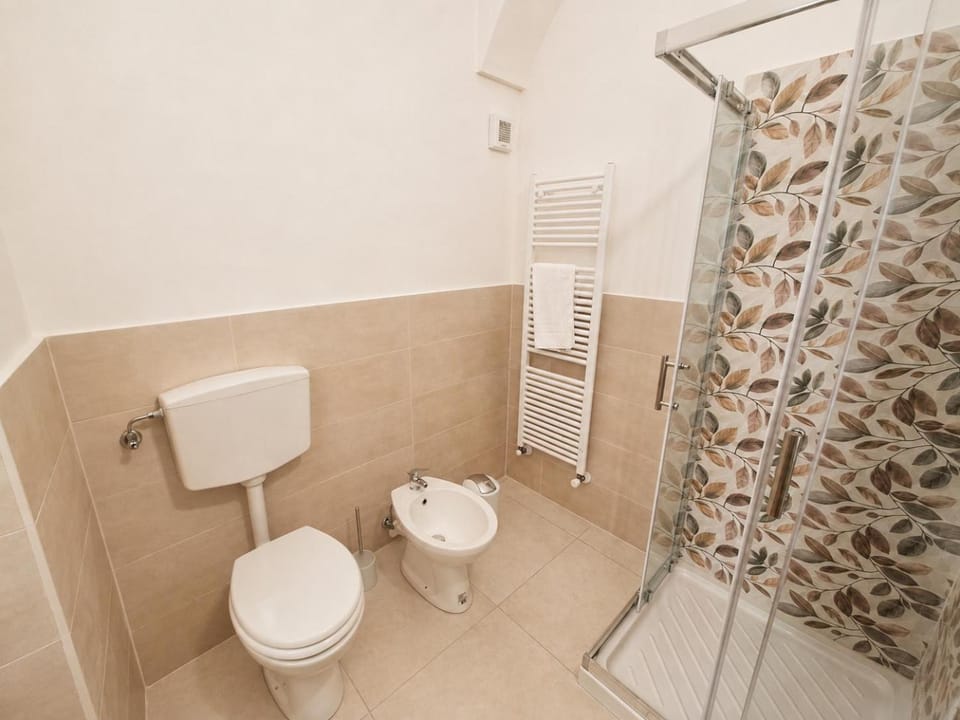 Shower, Toilet, Bathroom, bidet, towels