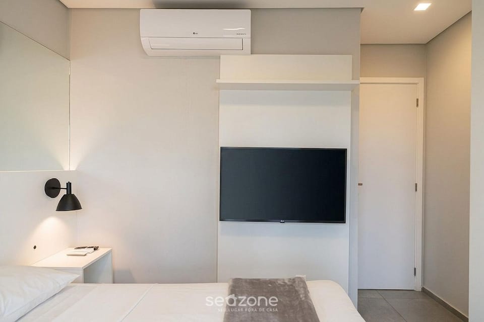 Bed, TV and multimedia, View (from property/room), Bedroom