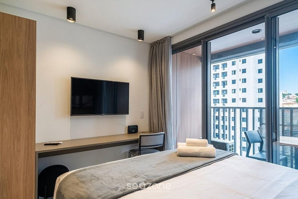 Bed, TV and multimedia, Balcony/Terrace, Bedroom, City view