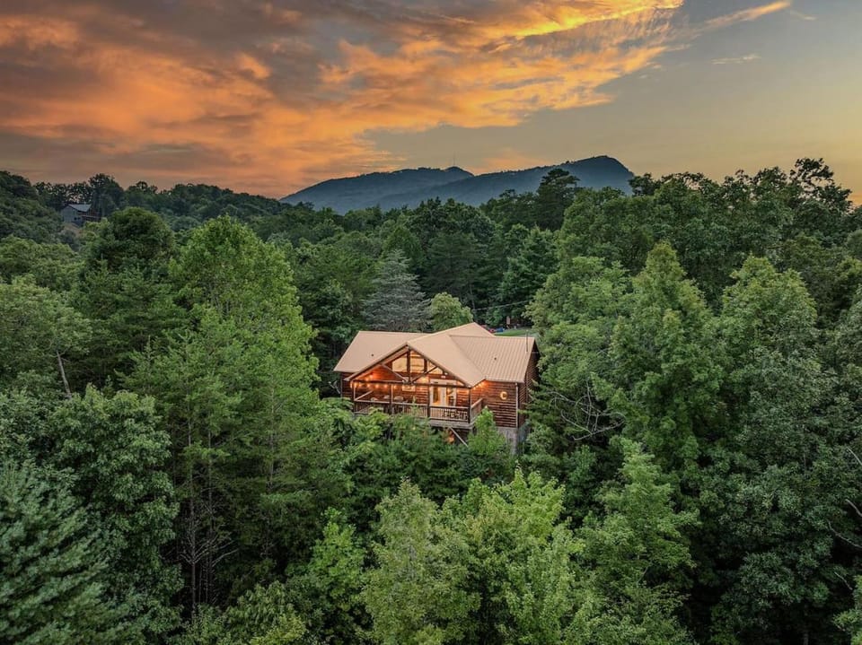 Family Retreat Mountain View Great Location House in Pigeon Forge