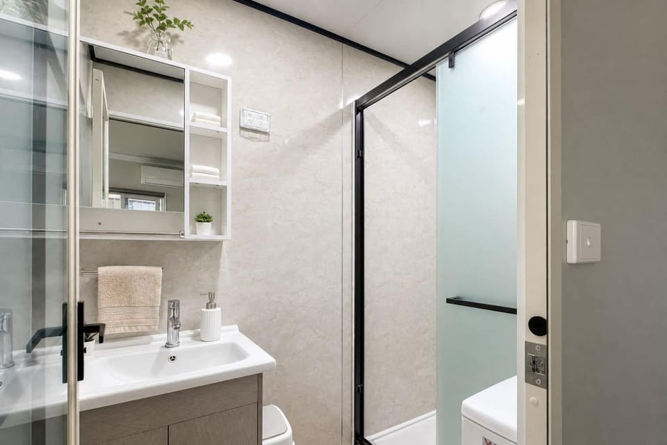 Courtyard Room with Private Ensuite Bathroom & AirCon at Guildford Bed and Breakfast in Sydney