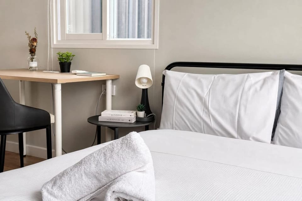 Courtyard Room with Private Ensuite Bathroom & AirCon at Guildford Bed and Breakfast in Sydney