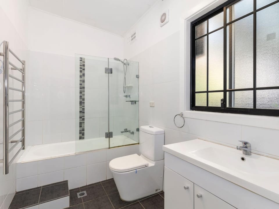 Private Oasis with pool, BBQ & entertaining areas House in The Entrance