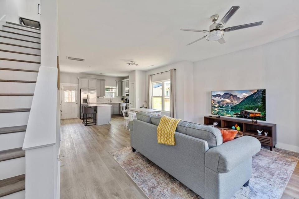 Modern Oasis Duplex 6 Bed 4.2 Bath, Close to DT House in Kannapolis