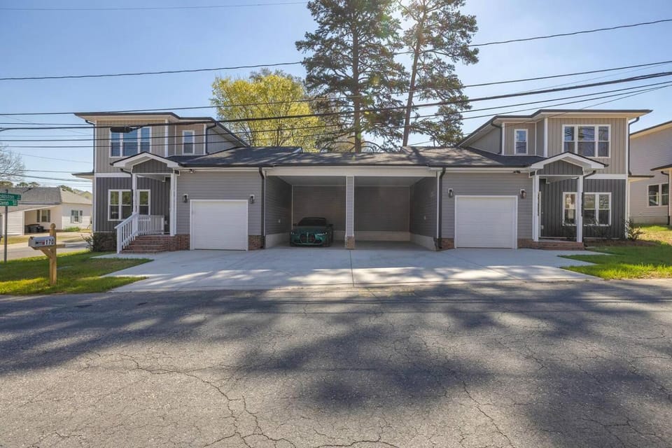 Modern Oasis Duplex 6 Bed 4.2 Bath, Close to DT House in Kannapolis