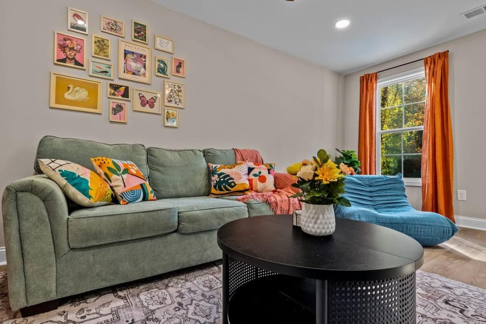 The Aspen ~ New, Trendy 3 Bed Near The Action House in Kannapolis