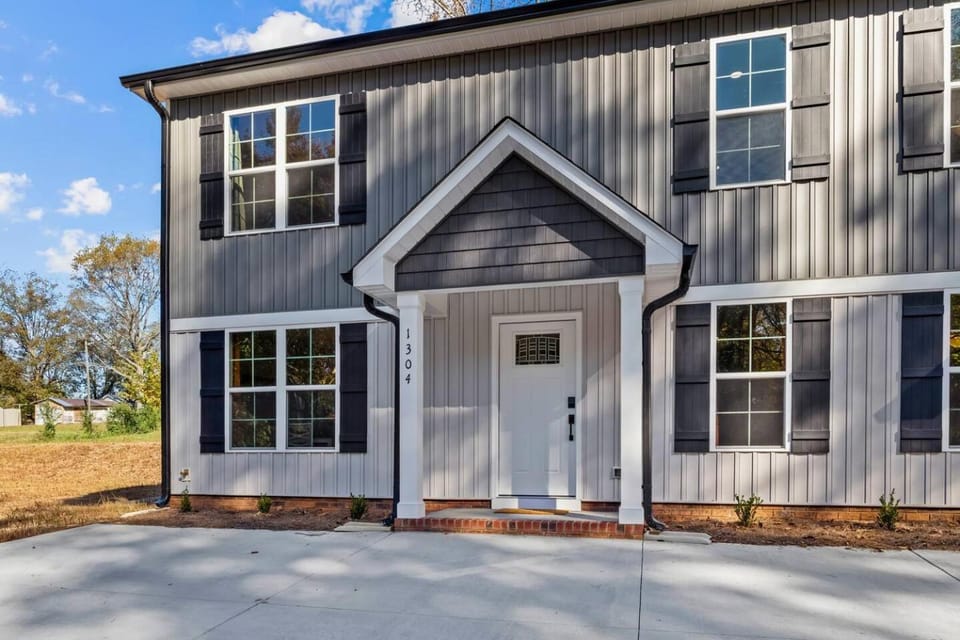 The Aspen ~ New, Trendy 3 Bed Near The Action House in Kannapolis
