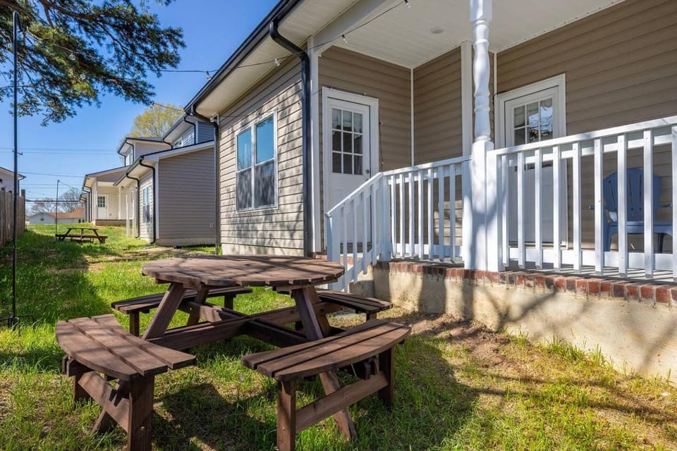 The Briar ~ Sleek 3BR Near DT w/Outdoor Area House in Kannapolis