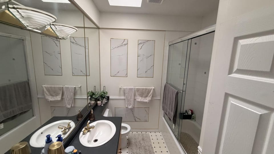 Private Cozy Room Scottsdale Plaza Vacation rental in Surrey
