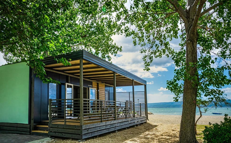 Property building, Day, Natural landscape, Balcony/Terrace