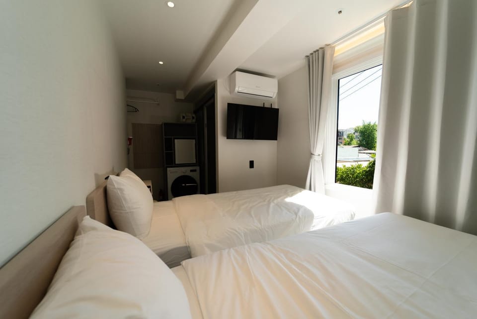 Communal lounge/ TV room, Bed, TV and multimedia, Photo of the whole room, Evening entertainment, Bedroom, hair dryier, heating, washing machine, dryer, air conditioner
