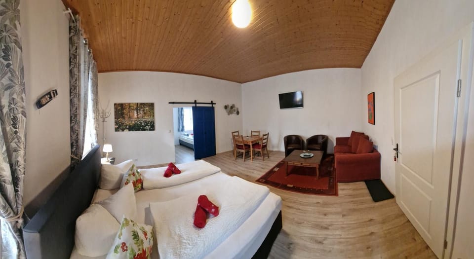 Bed, TV and multimedia, Living room, Photo of the whole room, Seating area, Bedroom
