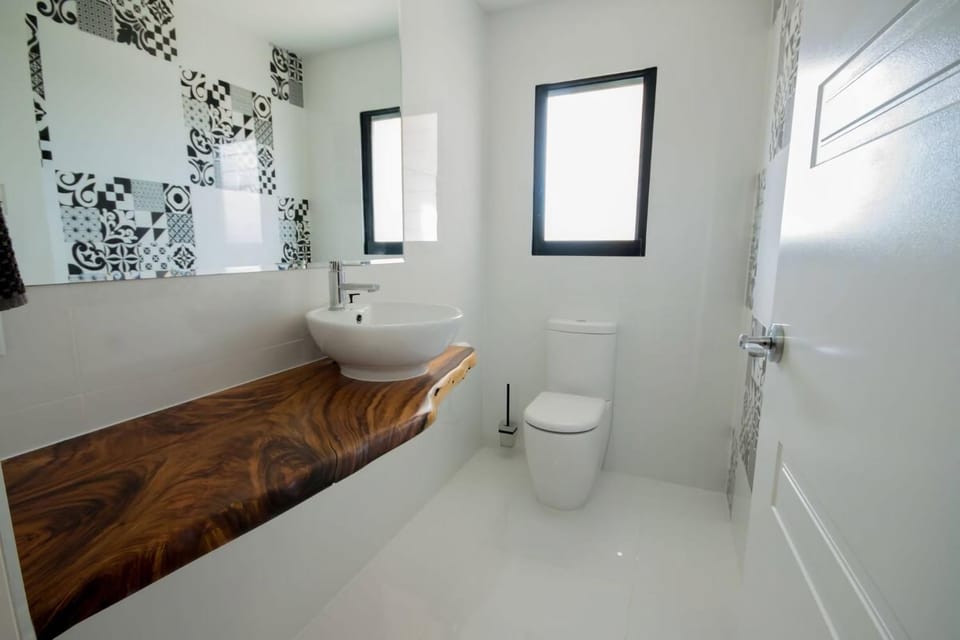 Modern Coastal Escape Walk to Beach Cafes amp CBD House in Queensland