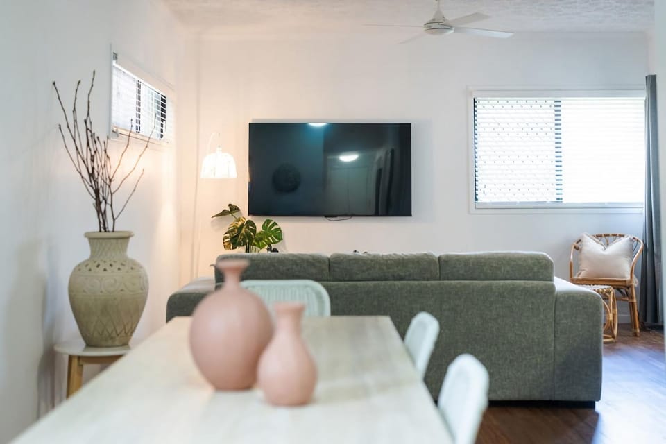 North Ward Coastal Retreat Near The Strand Apartment in Townsville