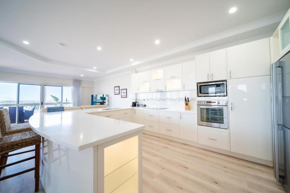 Ocean View Skyline Retreat Apartment in Townsville