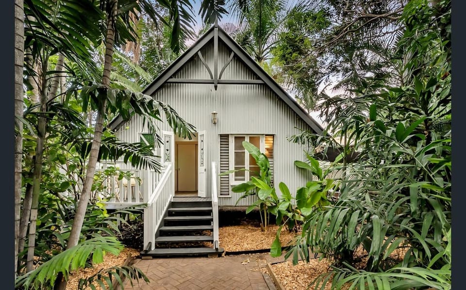 Palm Grove Cottage and Private Studio House in Townsville