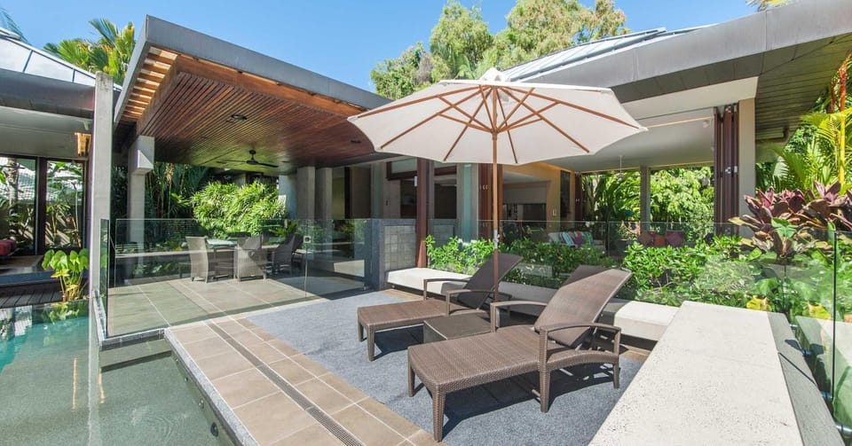 Property building, Patio, Garden, Balcony/Terrace, Seating area, Garden view, Pool view, Swimming pool, sunbed