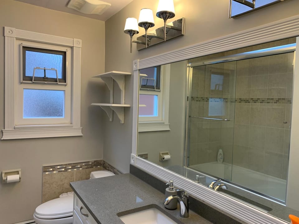 3 Bedroom 2 Bath Fully Furnished Turnkey Corporate Relocation Home House in New Westminster