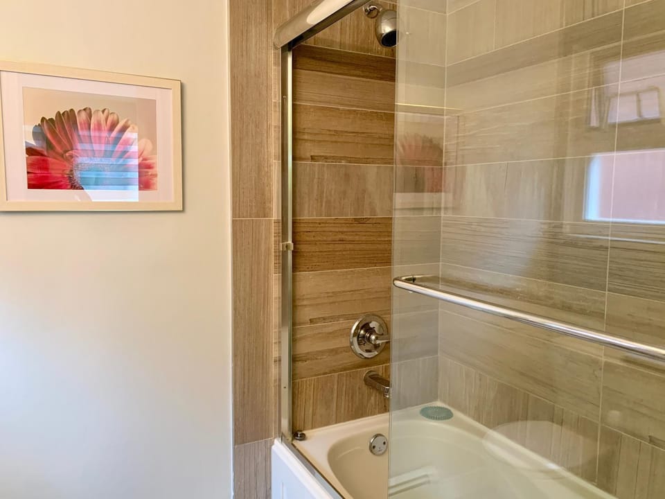 3 Bedroom 2 Bath Fully Furnished Turnkey Corporate Relocation Home House in New Westminster