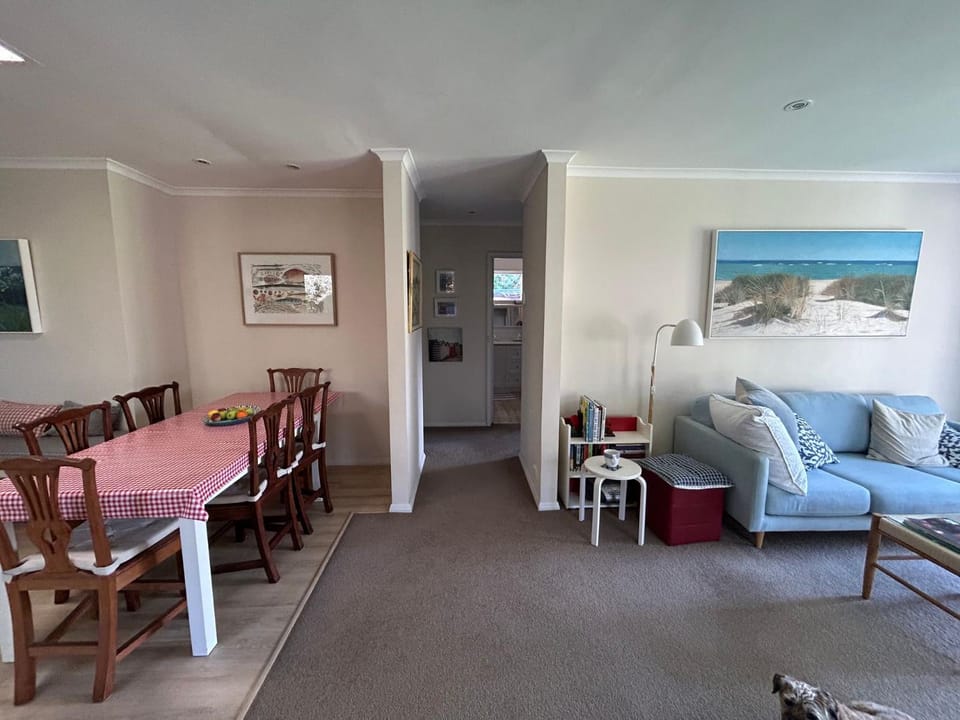 Seating area, Dining area
