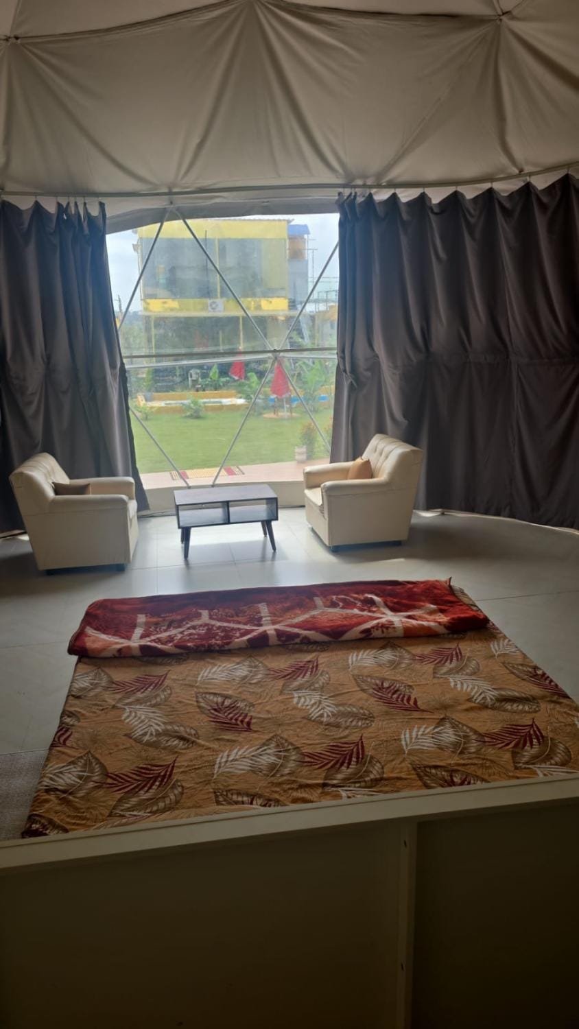 Bed, Living room, Photo of the whole room, Seating area, Bedroom