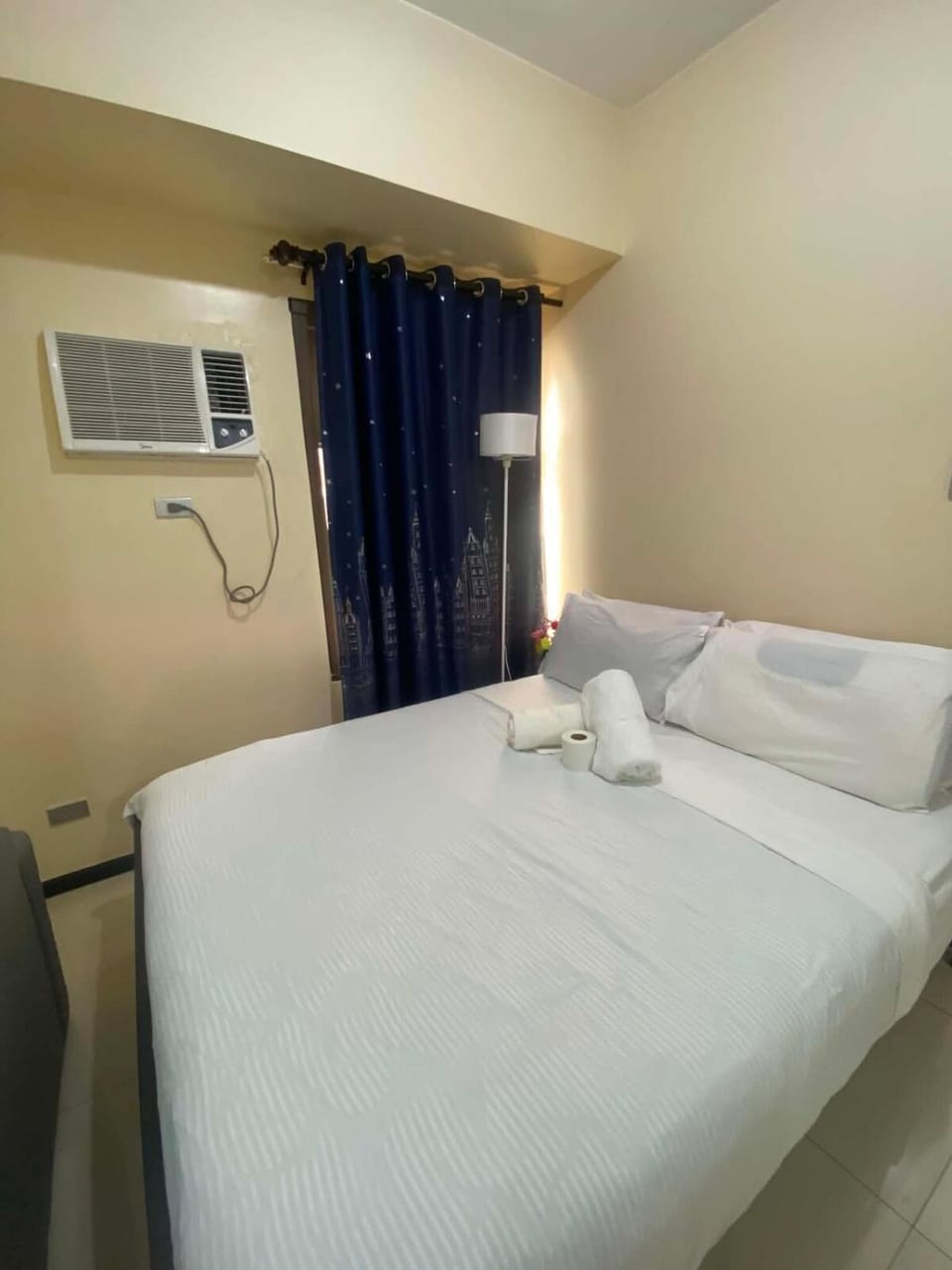 Bed, Bedroom, towels, air conditioner