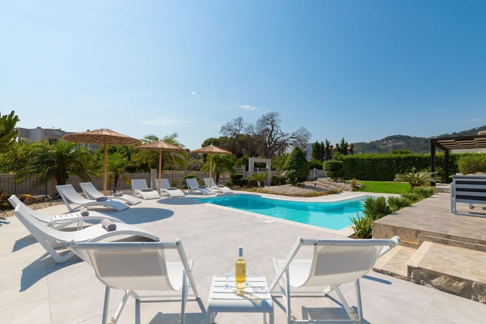 Swimming pool, sunbed