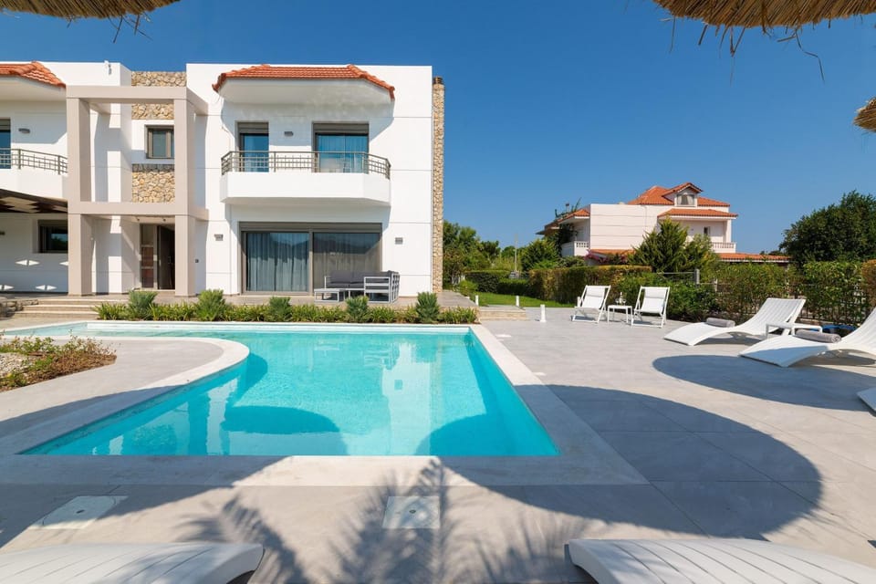 Property building, Swimming pool, sunbed