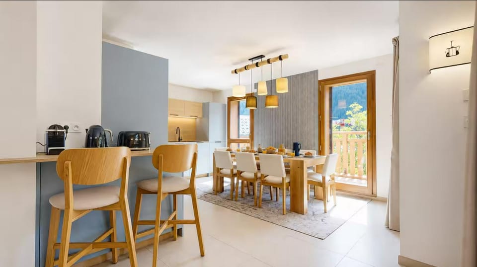 Coffee/tea facilities, Kitchen or kitchenette, Living room, Seating area, Dining area