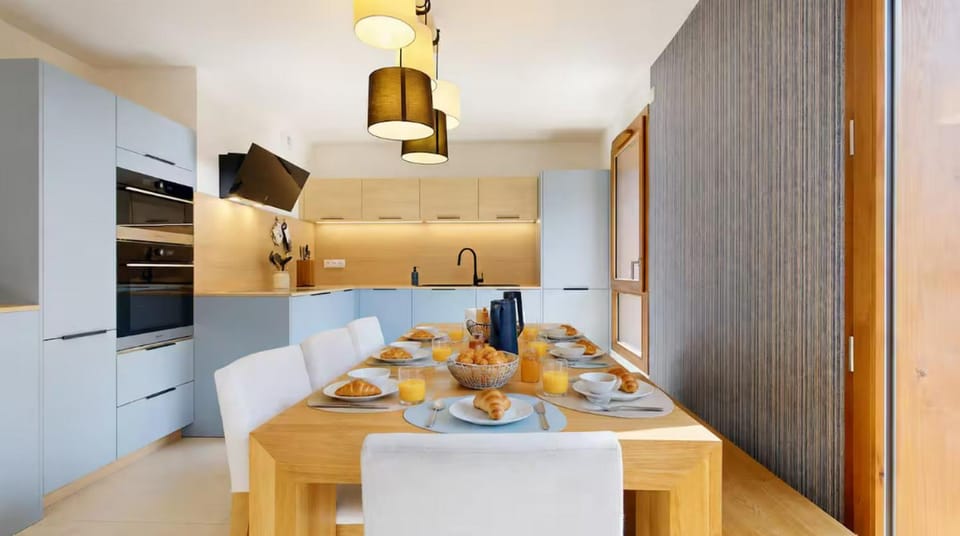 Kitchen or kitchenette, Kitchen or kitchenette, Food and drinks, Seating area, Dining area, Food, minibar