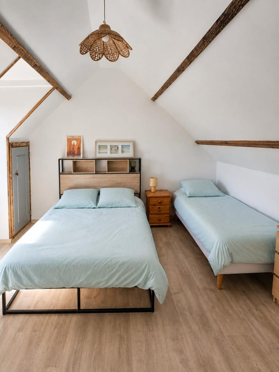 Bed, Photo of the whole room, Bedroom, internet, storage