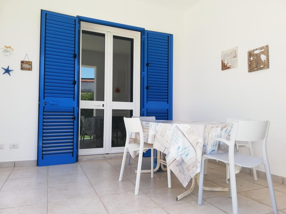 Facade/entrance, Dining area