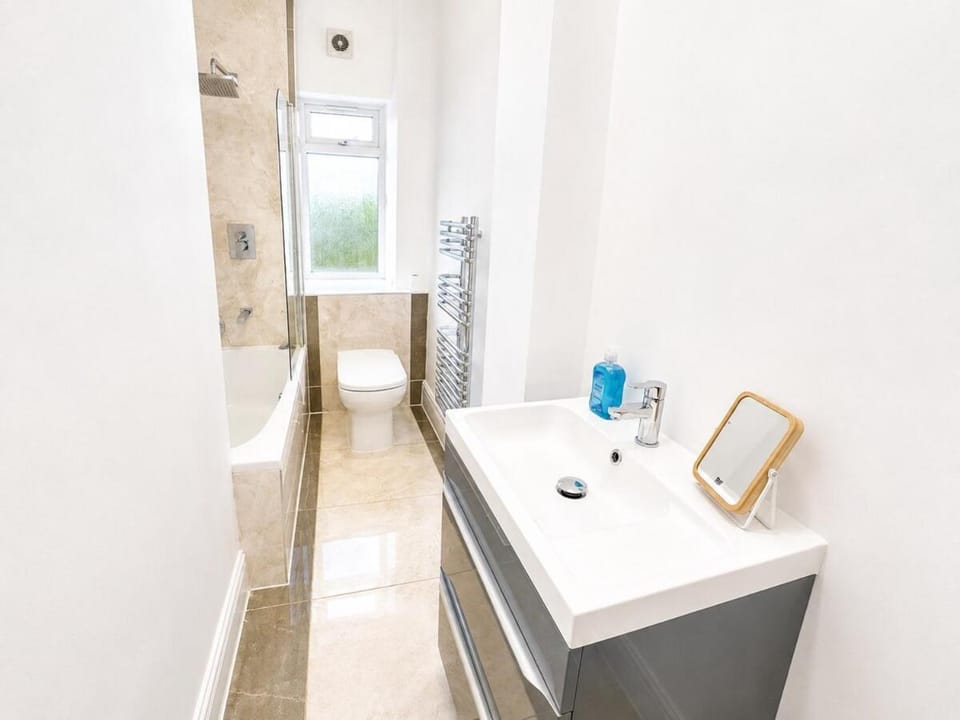 5 Bed, Free Parking, Near City Centre Apartment in Glasgow